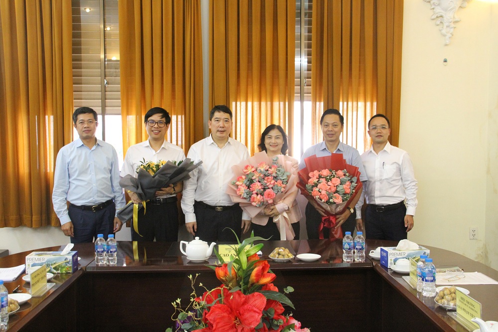 Thứ trưởng Cao Anh Tuấn tặng hoa chúc mừng Lãnh đạo Nhà trường nhân kỷ niệm 40 năm ngày Nhà giáo Việt Nam 20/11. Ảnh: TS