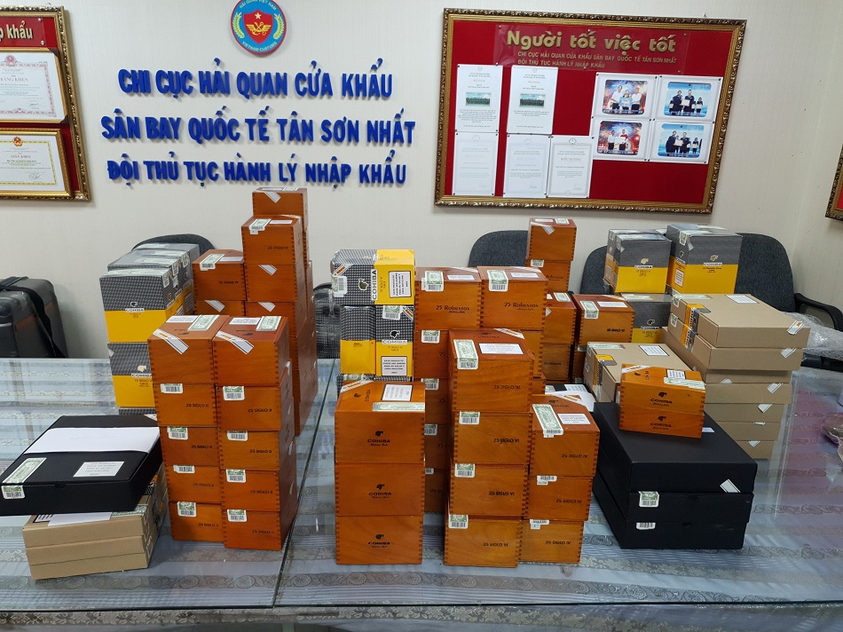Số xì gà nhập lậu bị lực lượng Hải quan sân bay Tân Sơn Nhất tạm giữ. Ảnh HQ
