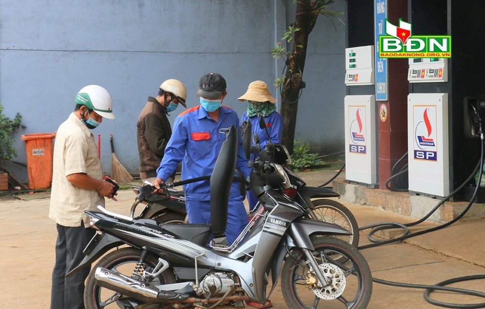 Giá xăng dầu tăng cao kỷ lục, người tiêu dùng và doanh nghiệp thêm gánh nặng. Ảnh: Nguyễn Lương