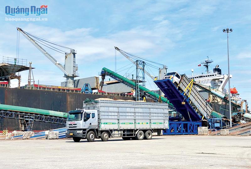 Các doanh nghiệp tập kết dăm gỗ tại cảng PTSC để xuất khẩu sang thị trường Trung Quốc. Ảnh: Thanh Nhị