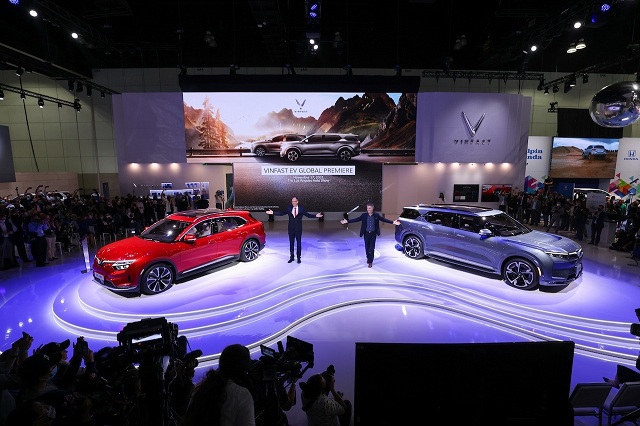 Hai mẫu xe điện VF e35 và VF e36 tại Los Angeles Auto Show 2021. Ảnh: Vinfast
