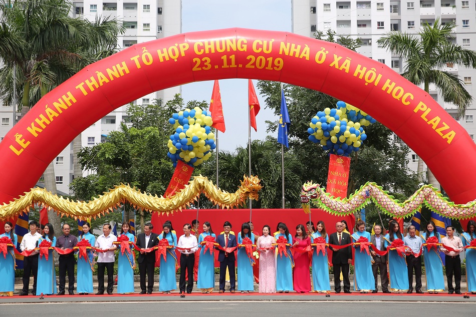 Lãnh đạo ban ngành và lãnh đạo Công ty CP Địa ốc Hoàng Quân cắt băng khánh thành Dự án Nhà ở xã hội HQC Plaza. Ảnh HQC