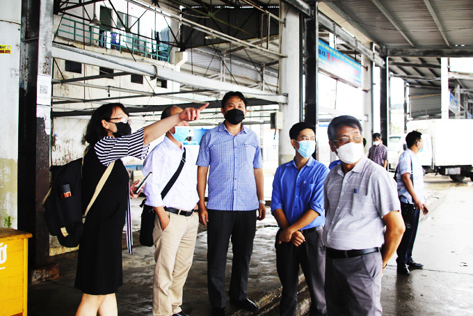 Đoàn công tác của Bộ Nông nghiệp và Phát triển nông thôn kiểm tra công tác chống khai thác IUU tại cảng Hòn Rớ. Ảnh: HL