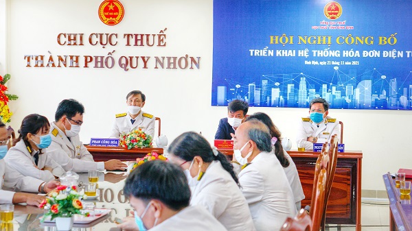 Hội nghị công bố triển khai hệ thống hóa đơn điện tử tại điểm cầu Cục Thuế TP. Quy Nhơn. Ảnh: Xuân Vinh
