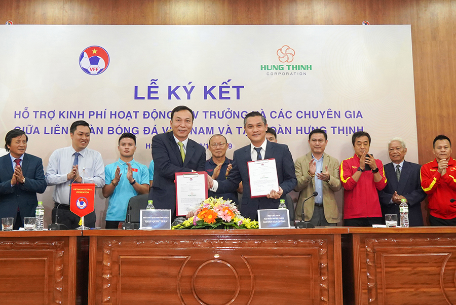 Ông Nguyễn Văn Cường - Phó Chủ tịch Tập đoàn Hưng Thịnh (bên phải) và ông Trần Quốc Tuấn - Phó Chủ tịch thường trực VFF (bên trái) trong lễ ký kết. Ảnh HT