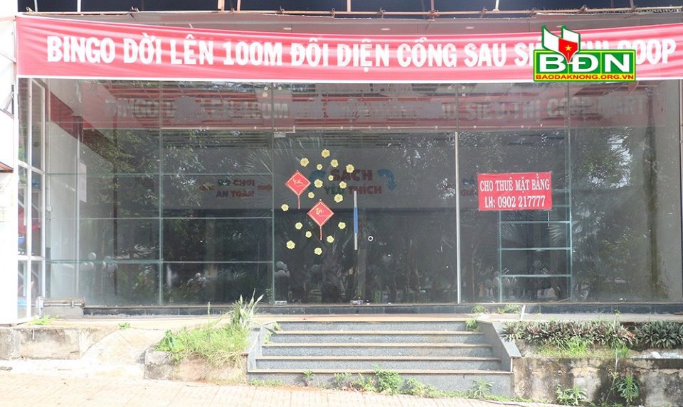 Một địa điểm cho thuê mặt bằng ở TP. Gia Nghĩa, tỉnh Đắk Nông vẫn chưa có khách thuê. Ảnh: Nguyễn Lương