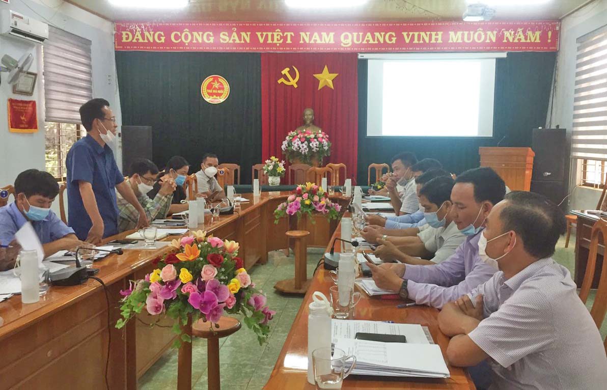 Chi cục Thuế khu vực Ia Grai-Chư Păh họp bàn và ký kết Quy chế phối hợp với các ngành liên quan và UBND các xã, thị trấn trong công tác quản lý thu thuế. Ảnh: Thanh Nhật