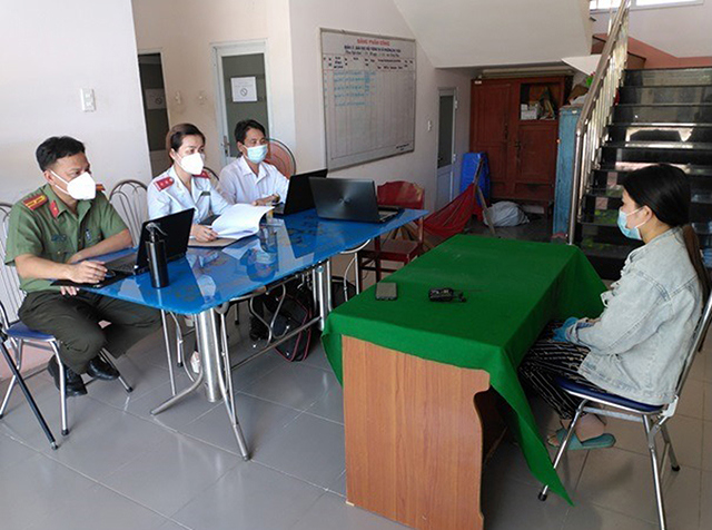 Công an xác minh làm rõ và xử phạt hành chính đối tượng D.H.N. đăng tải nội dung phòng, chống dịch bệnh Covid-19 không đúng sự thật. Ảnh: DC