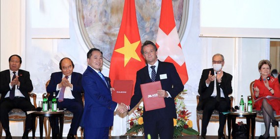 Ông Trần Anh Tuấn - Chủ tịch MSB và đại diện Ngân hàng Kaleido ký kết hợp tác chiến lược về việc phát triển hoạt động mảng Private Banking tại Việt Nam. Ảnh: MSB