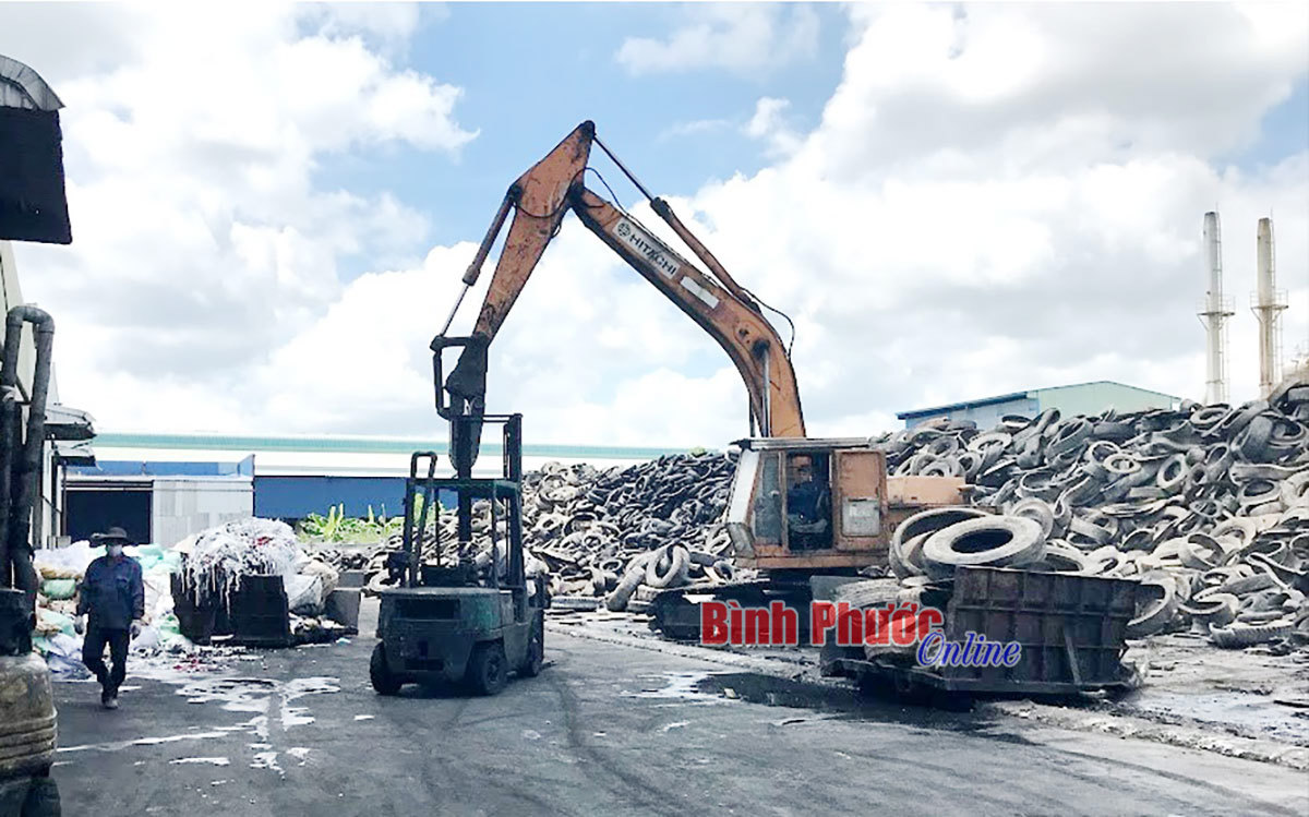 Công nghệ biến chất thải nguy hại như vỏ xe cao su thành dầu FO-R và than hoạt tính của Công ty TNHH TM-DV Công Nghệ Mới. Ảnh: HL