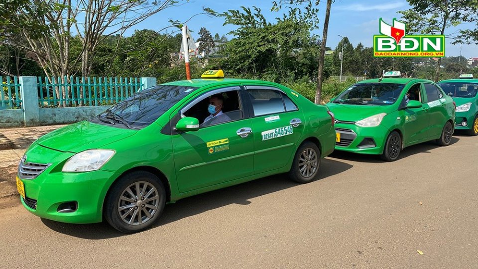 Nhiều tài xế hãng xe taxi Mai Linh gặp khó khăn khi khách giảm và các chi phí tăng. Ảnh: Lê Phước