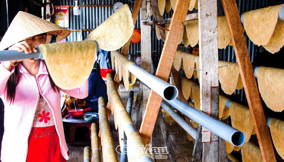 Bánh phồng tôm là một trong hàng loạt các sản phẩm của tỉnh lập hồ sơ công bố tiêu chuẩn cơ sở thời gian qua. Ảnh: NP
