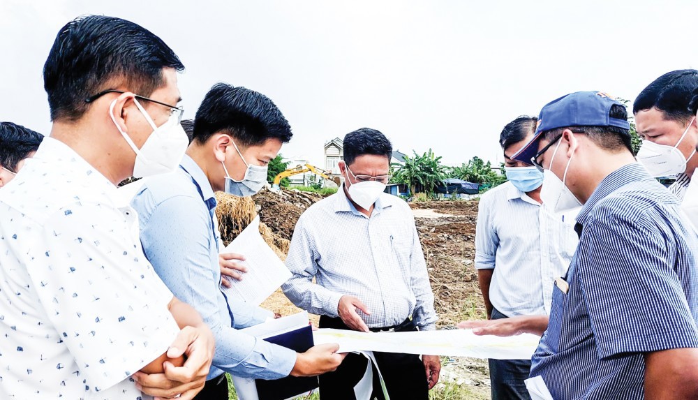 Lãnh đạo cùng sở, ban, ngành kiểm tra công tác giải phóng mặt bằng và đẩy nhanh tiến độ thi công của các dự án ODA. Ảnh: MH