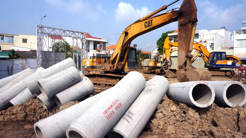 Việc cắm bảng công khai tiến độ các dự án cũng cần được thực hiện nghiêm túc. Ảnh: Vũ Quang