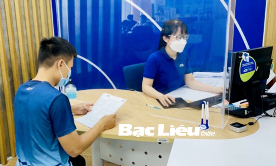 Khách hàng giao dịch tại Ngân hàng ACB - Chi nhánh Bạc Liêu. Ảnh: Tú Anh