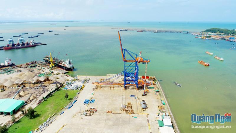 Cảng nước sâu Dung Quất giúp tỉnh Quảng Ngãi thu hút đầu tư. Ảnh: PV