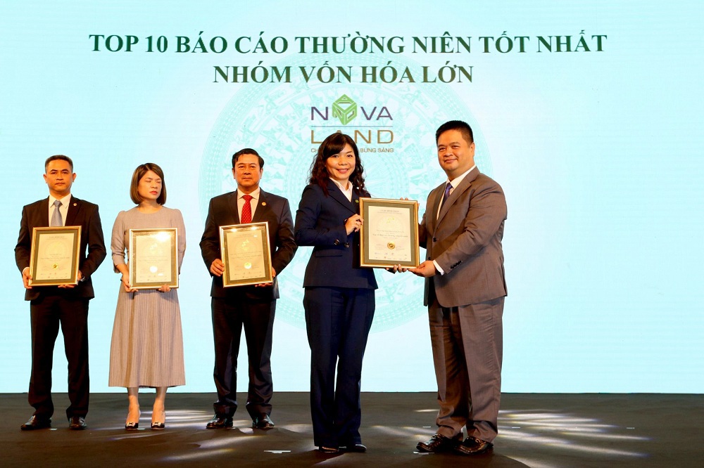 Đại diện tập đoàn Novaland nhận chứng nhận Báo cáo phát triển bền vững tốt nhất 2020. Ảnh Novaland