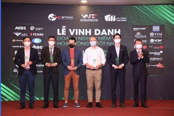 &Ocirc;ng Nguyễn Văn Dương - Chủ tịch Hội đồng cố vấn, Nh&agrave; s&aacute;ng lập Vietstock trao kỷ niệm chương tri &acirc;n c&aacute;c Th&agrave;nh vi&ecirc;n Hội đồng b&igrave;nh chọn IR Awards 2021