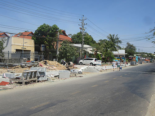Thi công công trình mở rộng đường từ Đá Ông Địa đến Khu du lịch Hoàng Ngọc (TP. Phan Thiết). Ảnh: Quốc Tín