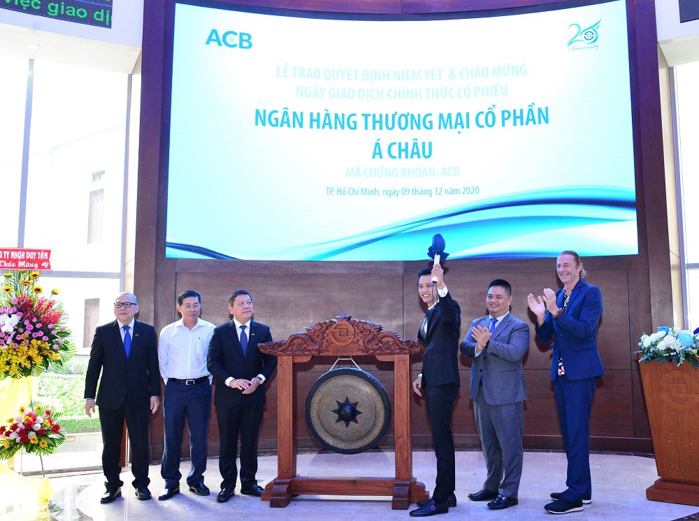 Ông Trần Hùng Huy - Chủ tịch HĐQT Ngân hàng Thương mại Cổ phần Á Châu thực hiện nghi thức đánh cồng. Ảnh HOSE