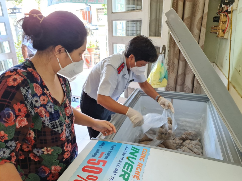 Lấy mẫu kiểm tra an toàn vệ sinh thực phẩm tại một cơ sở chế biến thực phẩm. Ảnh: Ngô Chuẩn
