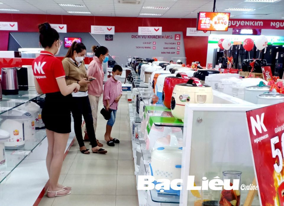 Trung tâm thương mại thực hiện nhiều chương trình khuyến mại thu hút khách hàng mua sắm dịp cuối năm. Ảnh: T.Q