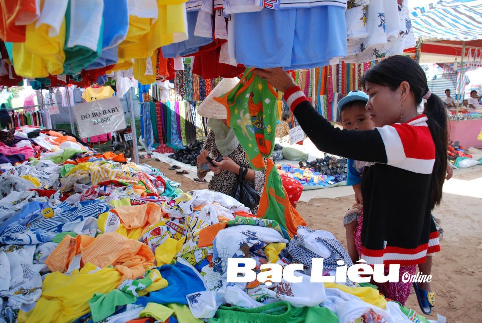 Phiên chợ đưa hàng Việt về nông thôn ở huyện Phước Long trước khi xảy ra dịch COVID-19. Ảnh: Kim Trung