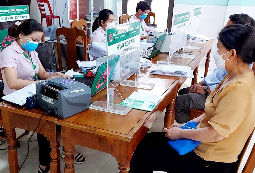 Ngân hàng CSXH Quảng Nam giải ngân vốn giúp người dân tạo việc làm trong bối cảnh dịch bệnh Covid - 19 phức tạp. Ảnh: Huỳnh Hồ