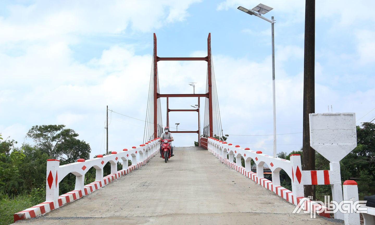 Công trình cầu dây văng bắc qua sông Cổ Cò góp phần thúc đẩy phát triển kinh tế - xã hội cho khu vực này. Ảnh: Tuấn Lâm