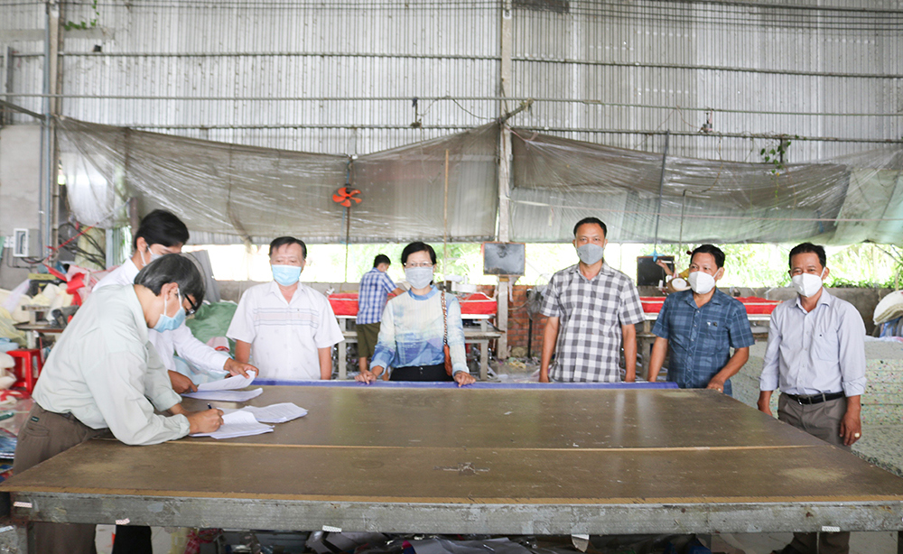 Trung tâm Khuyến công và Tư vấn phát triển công nghiệp An Giang kiểm tra thực hiện đề án tại Công ty TNHH Thiện Nhuận (xã Bình Hòa, huyện Châu Thành). Ảnh: BAG
