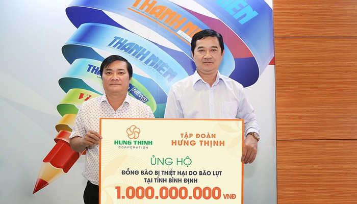 Ông Trương Văn Việt - Phó Tổng giám đốc Tập đoàn Hưng Thịnh (bên phải) đã trao 1 tỷ đồng cho ông Nguyễn Ngọc Toàn - Phó Tổng Biên tập báo Thanh Niên (bên trái). Ảnh HT