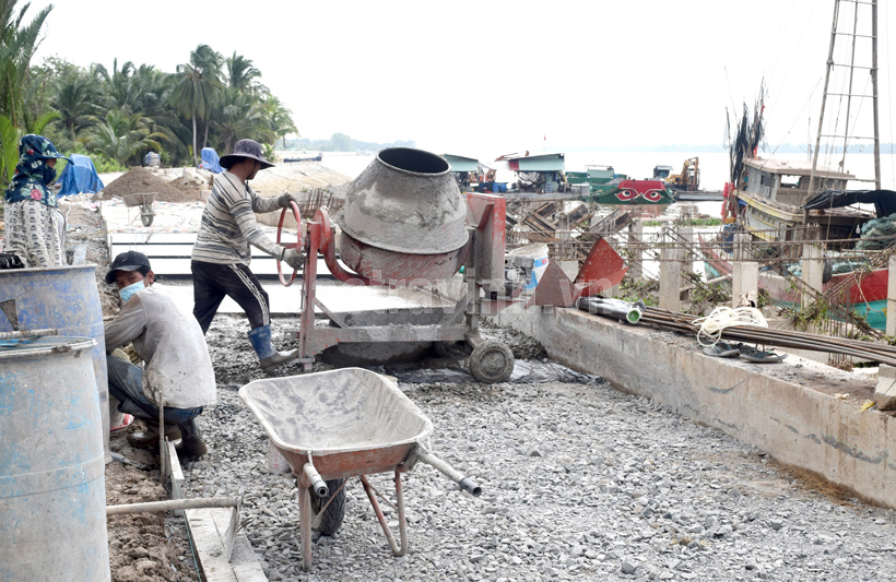  Lao động phổ thông (làm hồ), chưa có thu nhập ổn định, chưa đảm bảo cuộc sống.
