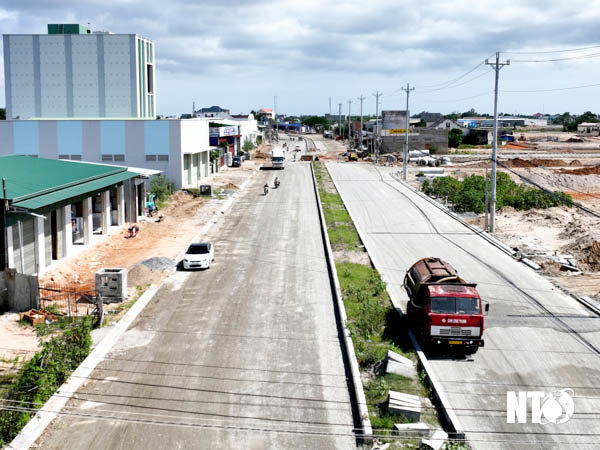 Dự án Đường đôi phía Nam vào Tp. Phan Rang - Tháp Chàm đang đẩy nhanh tiến độ. Ảnh: Văn Nỷ