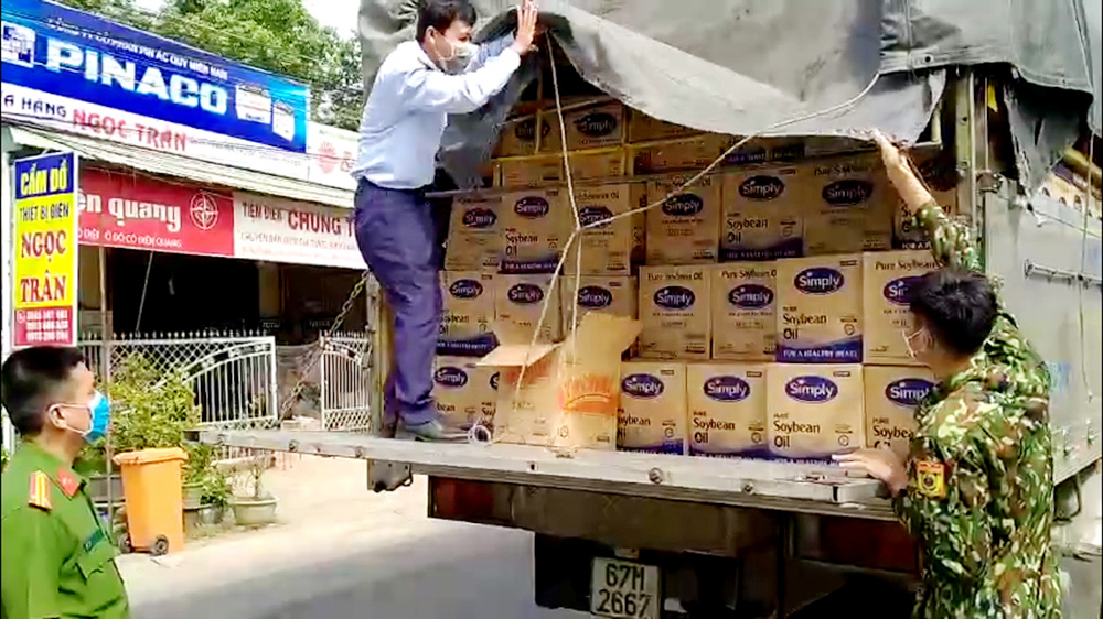 Lực lượng liên ngành kiểm đếm số dầu ăn tạm giữ. Ảnh: Tiến Tầm