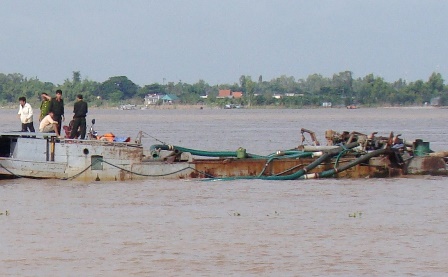 Phát hiện phương tiện thủy khai thác trái phép cát sông: Ảnh:T.L