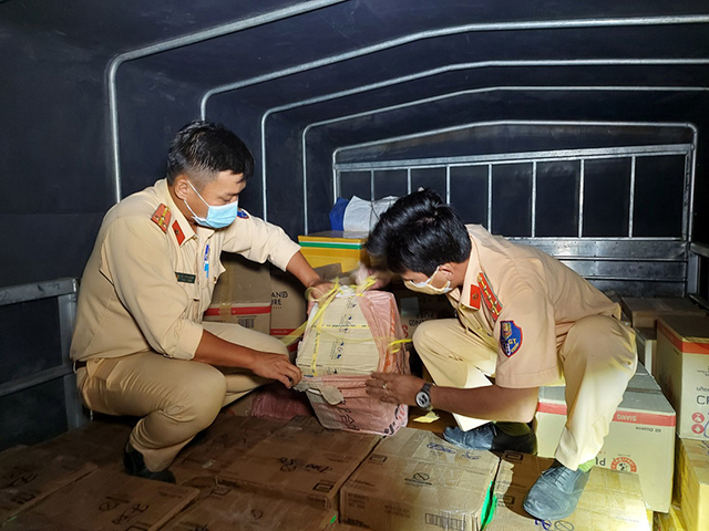 Lực lượng chức năng đang kiểm tra hàng hóa vi phạm. Ảnh: Phước Thanh