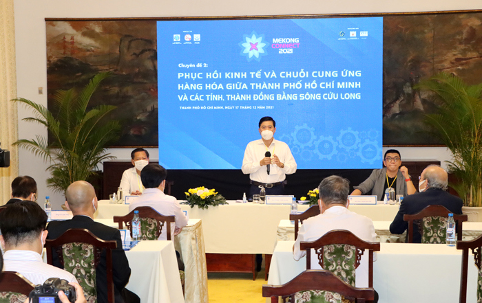 TP. Hồ Chí Minh vừa là nơi tiêu thụ sản phẩm nông sản, vừa chế biến thực phẩm cho các địa phương. Ảnh: Văn Khương