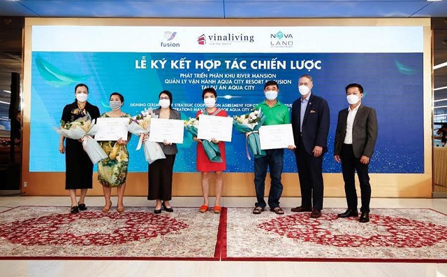 Đại diện Novaland, VinaLing v&agrave; Fusion trao thẻ hội vi&ecirc;n cho những cư d&acirc;n đầu ti&ecirc;n của ph&acirc;n khu River Mansion &amp; Sun Harbor 1.