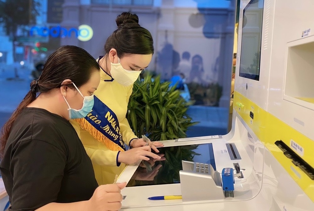 Khách hàng trải nghiệm, giao dịch tại điểm ONEBANK. Ảnh: Thu Hà.