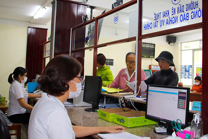 Cán bộ Thuế Khánh Hòa thực hiện cải cách thủ tục hành chính hiệu quả. Ảnh: ĐL