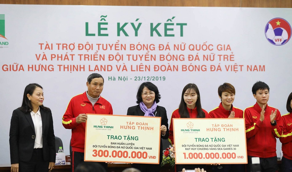 Bà Đặng Thị Ngọc Thịnh - Phó Chủ tịch nước (thứ 6 từ trái qua), bà Bà Nguyễn Thị Thu Hà - Uỷ viên Trung ương Đảng, Chủ tịch Hội liên hiệp phụ nữ Việt Nam (thứ 4 từ trái qua) cùng các đại diện của Tập đoàn Hưng Thịnh và VFF trao tặng 1 tỷ đồng tiền thưởng cho Đội tuyển bóng đá nữ Việt Nam và 300 triệu đồng cho Ban huấn luyện Đội tuyển bóng đá nữ. Ảnh HT
