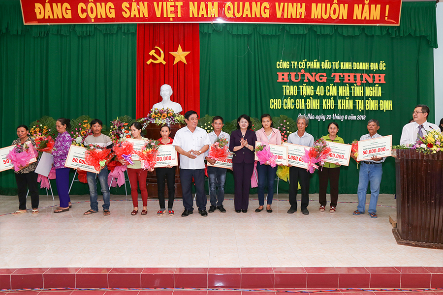 Bà Đặng Thị Ngọc Thịnh - Phó Chủ tịch nước cùng ông Nguyễn Thanh Tùng - Ủy viên Ban Chấp hành Trung ương Đảng, Bí thư Tỉnh ủy, Chủ tịch Hội đồng Nhân dân tỉnh Bình Định trao tặng nhà tình nghĩa cho các gia đình khó khăn tại Khu kinh tế Nhơn Hội (TP.Quy Nhơn, Bình Định). Ảnh HT