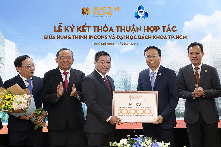 Ông Nguyễn Đình Trung – Chủ tịch HĐQT Hưng Thịnh Incons trao bảng tài trợ 500 triệu đồng cho PGS.TS.Mai Thanh Phong – Hiệu trưởng Trường Đại học Bách khoa TP.HCM nhằm đầu tư thêm một phần tiện ích cho các sinh viên tại khu giảng đường. Ảnh HT