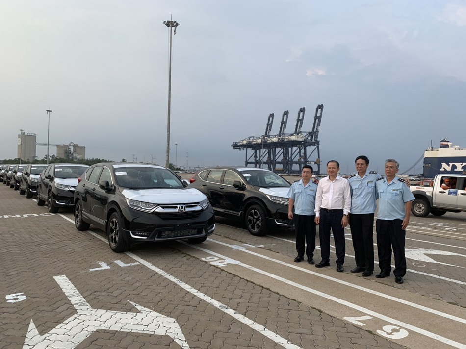 Lãnh đạo Cục Hải quan thăm và làm việc với Chi cục Hải quan cửa khẩu Cảng Hiệp Phước. Ảnh HQ