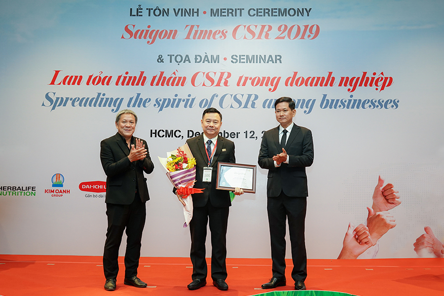 Ông Phạm Khắc Khoan – Phó Tổng Giám đốc Tập đoàn Hưng Thịnh nhận Chứng nhận Saigon Times CSR 2019 từ Tổng biên tập Thời báo Kinh tế Sài Gòn Trần Minh Hùng (trái) và Phó Tổng biên tập Thời báo Kinh tế Sài Gòn Phạm Hữu Chương (phải). Ảnh HT