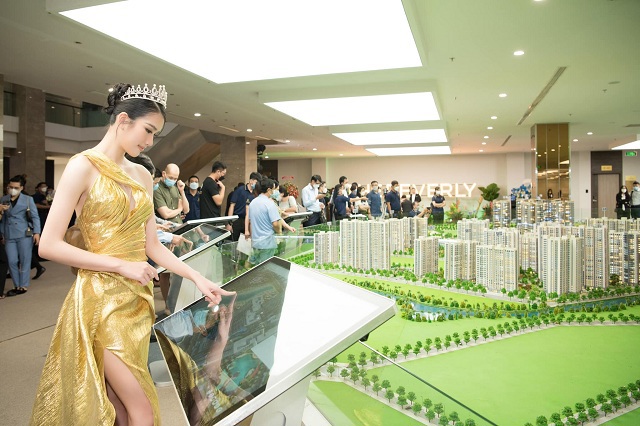 Á Hậu Phương Anh trải nghiệm công nghệ Virtual Tour giới thiệu dự án. Ảnh: VHM
