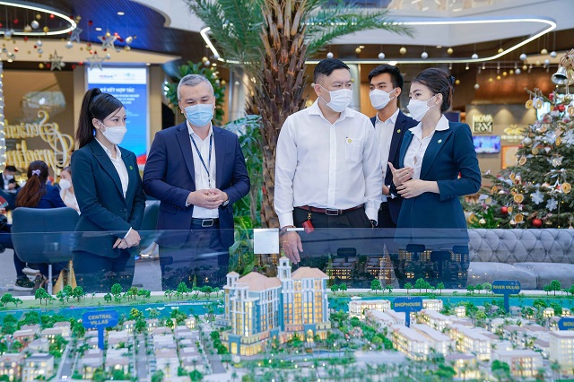 Đại diện HDBank và Novaland tham quan sa bàn các Dự án tại Novaland Gallery 2bis Nguyễn Thị Minh Khai, Q.1. TP. Hồ Chí Minh Ảnh: NVL