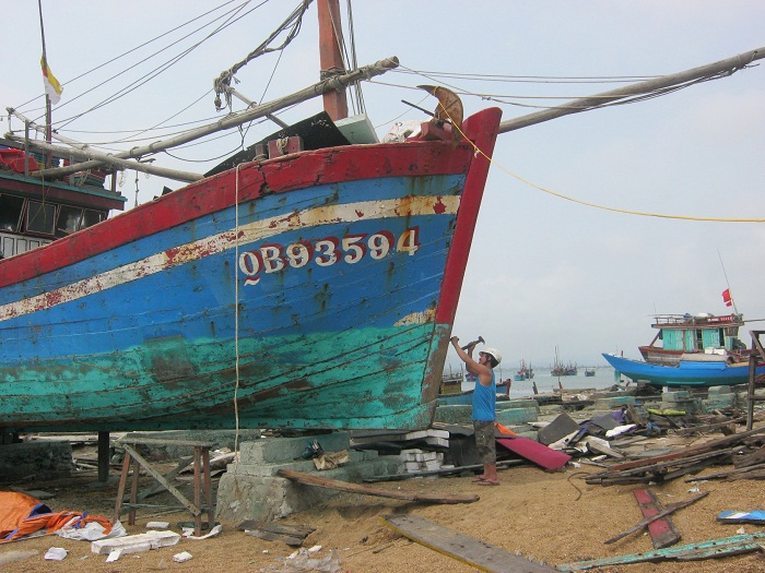 Những con tau đang được ngư dân Quảng Phúc gấp rút tu bổ, nâng công suất máy để có thể vươn ra được các vùng biển lớn.Ảnh FinancePlus.vn
