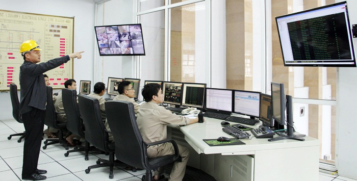 Chỉ đạo vận hành tại Công ty Thủy điện Bản Vẽ. Ảnh: Ngọc Thọ