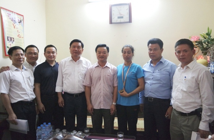 Bộ trưởng Bộ Giao thông vận tải Đinh La Thăng cùng đại diện Lãnh đạo Tổng Công ty Cổ phần Bảo hiểm Petrolimex đến thăm cựu vận động viên điền kinh Vũ Bích Hường. Nguồn: PJICO